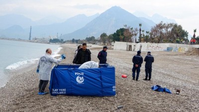 Antalya'nın Konyaaltı sahilinde yarı çıplak erkek cesedi bulundu