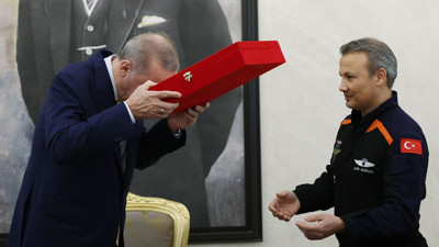 Cumhurbaşkanı Erdoğan, Alper Gezeravcı ile Esenboğa Havalimanı'nda bir araya geldi