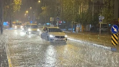 Antalya'da sel ve su baskını! Valilik duyudu: Eğitime ara, motorkuryelere trafiğe çıkma yasağı