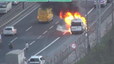 Çatalca'daki otoyolda minibüs alev alev yandı