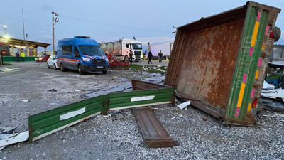 Balıkesir'de mermer yüklü tır ile işçi servisinin çarpıştığı kazada 9 kişi yaralandı