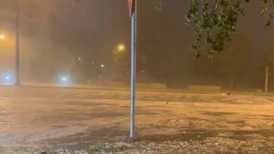 Çöl iklimine sahip olan Birleşik Arap Emirlikleri'nde golf topu büyüklüğünde dolu yağdı