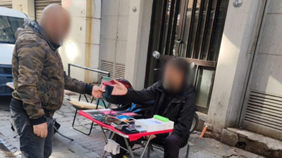 İzmir'de bir şahıs, sivil polislere çalıntı telefon satmaya çalışırken yakalandı