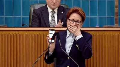 Son Dakika: Meral Akşener Karacaoğlan'ın 'Var Git Ölüm' türküsüyle hıçkırıklara boğuldu