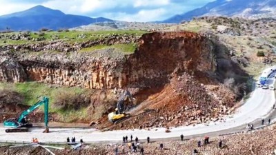 Bitlis-Baykan karayolunda meydana gelen heyelan nedeniyle trafik kontrollü olarak sağlanıyor