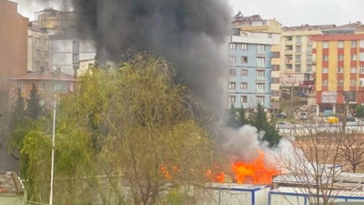 Kocaeli'nde işçilerin kaldığı konteyner alev alev yandı