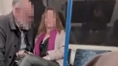 Metroda ağızları açık bırakan görüntü! Yanındaki kadının kıyafetini açıp öpmeye başladı