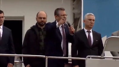 Özgür Özel İzmir'de Cemil Tugay'ı anons edip başka birinin elini havaya kaldırdı