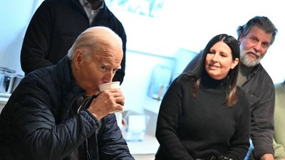 ABD Başkanı Joe Biden, kimyasallardan etkilenen bölgenin suyunu içti