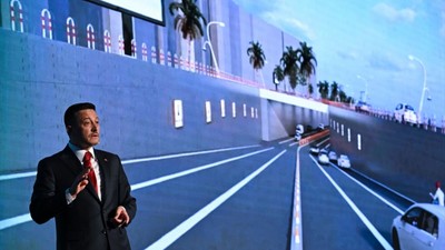 AK Parti'nin İzmir adayı Hamza Dağ'ın ücretsiz aktarma vaadini CHP'den yeniden aday gösterilmeyen Tunç Soyer hayata geçiriyor