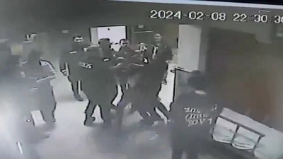 Bıçaklanan kardeşi hastanede hayatını kaybetti! Abi, kardeşini tedavi eden doktora saldırdı