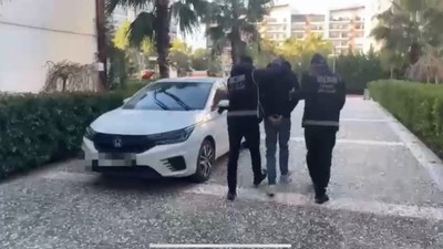 Interpol'ün kırmızı bültenle aradığı, kılık değiştirerek Türkiye'ye giren zanlı İzmir'de yakalandı