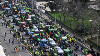 İsyankar çiftçiler Madrid sokaklarını traktörleriyle trafiğe kapattı