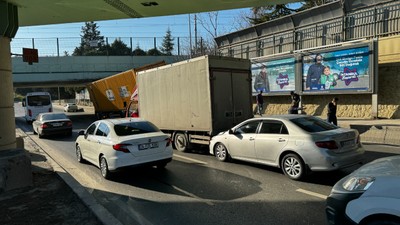 Bakırköy'de tır dorsesinin üst geçide takılması sonucu 3 araç kaza yaptı