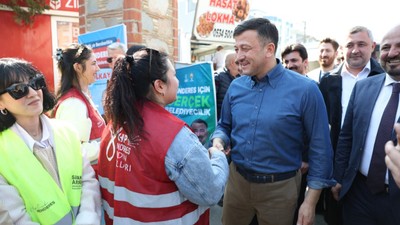 CHP standını ziyaret eden Hamza Dağ ile parti görevlileri arasında güldüren diyalog