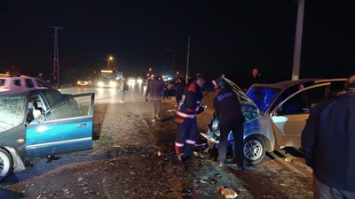Malatya’da iki otomobilin kafa kafaya çarpıştığı kazada 3 kişi yaralandı