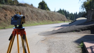 Sakarya'da mezarlık çevresinde gizemli yol! Ayağını frenden çeken yokuş yukarı çıkıyor