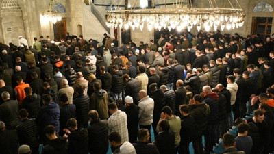 Berat Kandili'nde vatandaşlar camilerde buluştu