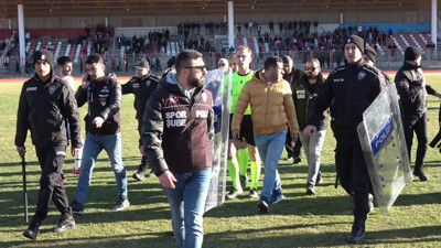Yattara'nın oynadığı amatör maçta futbolcudan hakeme yumruklu saldırı