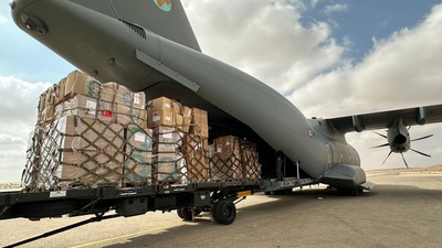 Açlığa sürüklenen Gazze'nin kuzeyine ilk kez uçaklarla yardım ulaştırıldı