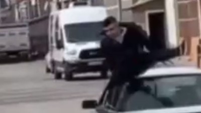 Çorum'da hareket halindeki aracın tepesinde yolculuk yapan genç yere düşerek yaralandı