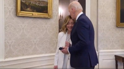 ABD Başkanı Biden, İtalya Başkabakanı Meloni'ni saçını öptü