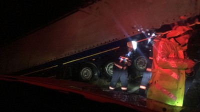 Amasya'da tır kaza yapınca çuvallar yola savruldu