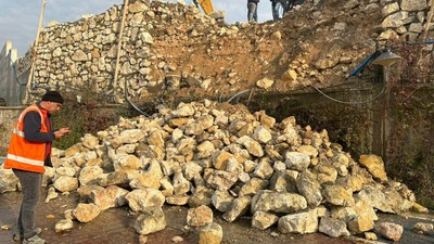 Mardin'de istinat duvarı yıkılınca 2 kişi yaralandı
