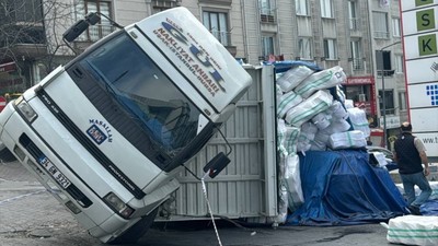 Esenyurt'ta iplik yüklü kamyon araçların üzerine devrildi