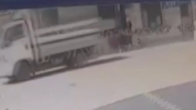 Esenyurt’ta okul servisi bekleyen 10 yaşındaki çocuğa kamyonet kasasının kapağı çarptı