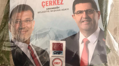 CHP'den 'muhafazakar seçmen' stratejisi: İstanbul Çekmeköy'de vatandaşlara seccade dağıttılar