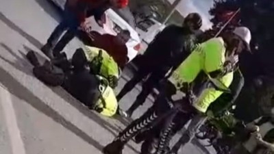 İzmir'de çevirme yapan trafik polisine motosikletle çarpan sürücü kaçtı