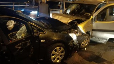 İstanbul Sarıyer'de iki aracın kafa kafaya çarpıştığı kazada 7 kişi yaralandı