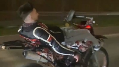 Pendik'te motosikleti yatarak kullanan sürücünün tehlikeli yolculuğu kamerada