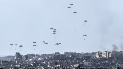 Gazze'nin kuzeyine havadan bırakılan yardımlar görüntülendi