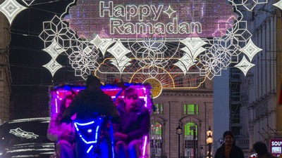Londra'da Ramazan sevinci! Caddeler aydınlandı