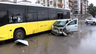 Sultanbeyli'de İETT otobüsü ile otomobil çarpıştı: 6 yaralı