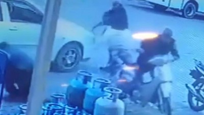 Muğla'da bir vatandaş, kardeşini vuran saldırgana uçan tekme attı