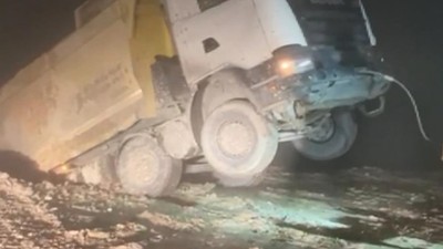 Sultangazi'de uçurumdan düşen kamyonun içerisindeki sürücü son anda kurtuldu