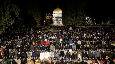 İsrail engelleyemedi! 35 bin kişi Mescid-i Aksa'da teravih namazı kıldı