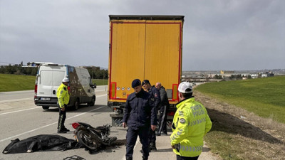 Park halindeki tırın dorsesine çarpan motosiklet sürücüsü Mehmet Zeybek hayatını kaybetti