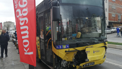 Otomobil ve İETT otobüsü kafa kafaya çarpıştı! Kaza anı kameralarda