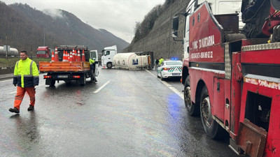Anadolu Otoyolu'nun Bolu Dağı Tüneli mevkiinde devrilen TIR ulaşımı aksattı