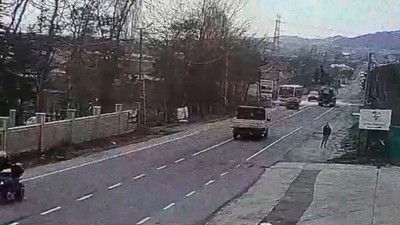 Çatalca’da otomobilin İETT otobüsüne çarptığı anlar kamerada
