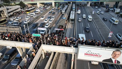 İstanbul'un çilesi bitmiyor! Metrobüse ulaşmak isteyen megakentliler 'şaka gibi' afişle karşılaştı