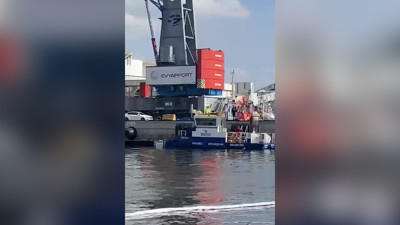 Kocaeli'de kule vinçlere çarpan gemiden denize düşen malzemeler toplanıyor