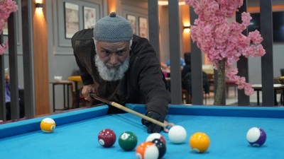 Muş'ta yaşayan 68 yaşındaki bir vatandaş 35 yıllık bilardo tutkusundan vazgeçemiyor