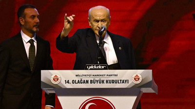 MHP kurultayı başladı |Devlet Bahçeli'den CHP'ye sert çıkış: DEM'lenerek rotasını kaybetmiş, korsanlar tarafından rehin alınmıştır