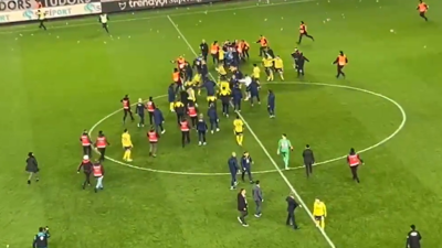 Trabzonspor-Fenerbahçe maçının ardından taraftarlar sahaya girdi