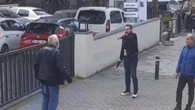 Kadıköy'de dehşet! Akrabasını sokak ortasında silahla vurdu
